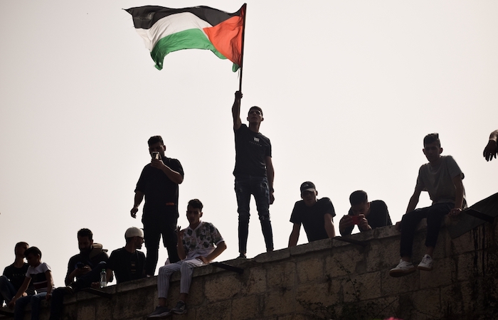 Il coro dei governi e dei media occidentali è unanime: “Un atto di guerra contro Israele”. Omettono di dire che per i palestinesi la guerra d'aggressione dura sin dal 1948, quando, grazie all'esodo forzato di 700mila palestinesi e all'espropriazione delle loro terre e dei loro beni, venne fondato lo Stato d'Israele. Sono quindi 75 anni che il popolo palestinese — confinato in miserabili campi profughi o in zona accerchiate e sotto controllo militare israeliano, come Gaza e le città della Cisgiordania — vive e soffre sotto il ferreo tallone dell'oppressore. Nei decenni questa oppressione è diventata più estesa e brutale. Per fare posto a nuovi massicci insediamenti ebraici, Israele, nei Territori Occupati nel 1967, ha demolito negli anni migliaia di case palestinesi ed espropriato terre. Tutte le legittime rivolte sono state represse nel sangue. Secondo i dati dell'ONU nel “periodo di pace tra il 2008 e il 2020 sotto il piombo israeliano sono periti 5.600 palestinesi e 115mila sono stati feriti. Nello stesso periodo morirono, a causa di azioni della Resistenza palestinese 250 israeliani e ne rimasero feriti 5.600. Centinaia i bambini trucidati dall'esercito sionista, 27 solo in questo 2023. La guerra c'era quindi già, non ha mai avuto soste... Leggi il testo completo del Comunicato del Fronte del Dissenso cliccando sul link